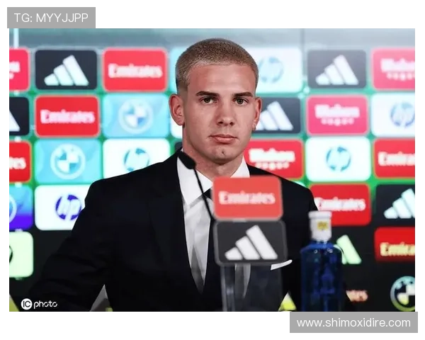 马斯坦托诺训练中疑似受伤与队医一同离场引发担忧