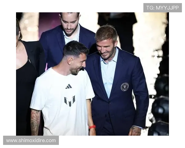 季后赛即将开启贝克汉姆现身迈阿密训练场与马斯切拉诺热烈交流